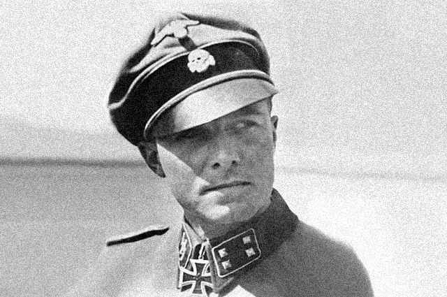 Иоахим Пайпер в 1943 году в униформе СС-Штурмбанфюрера.