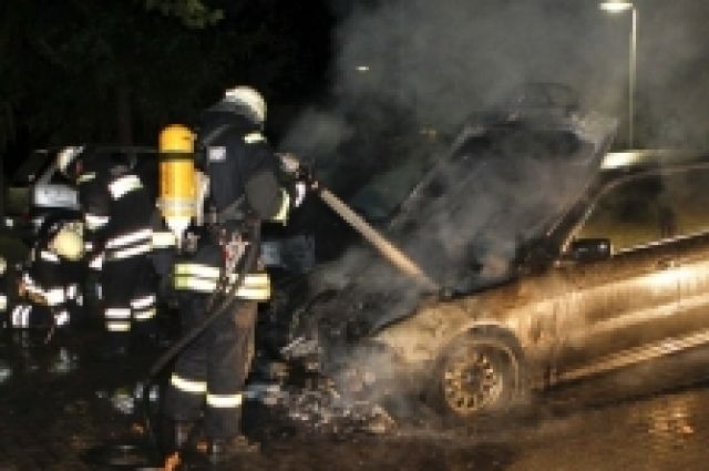 В Оренбурге пожарные тушили автомобиль на ул.Амурская.