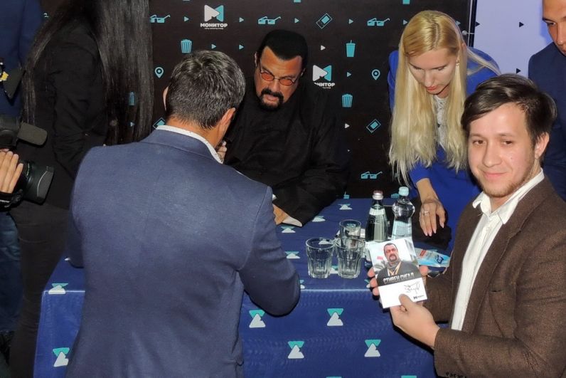 За время пребывания в Краснодаре Сигалу пришлось дать огромное количество автографов.