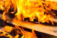 В Тюмени на ул. Восстания сгорел дом и автомобиль, от огня пострадал мужчина