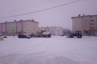 В Салехарде на борьбу со снегом вышли в четыре часа утра