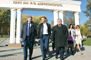 Теперь планёрки у чиновников проходят на открытом воздухе.