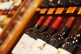 В Киеве вступил в силу запрет на продажу алкоголя ночью.