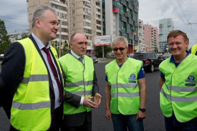 Борис Дубровский во время объезда со специалистами проверил качество нового автодорожного полотна. 