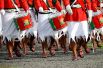Военный оркестр Фиджи перед церемонией возложения венков к мемориалу в Суве во время визита герцога и герцогини Сассекских. 