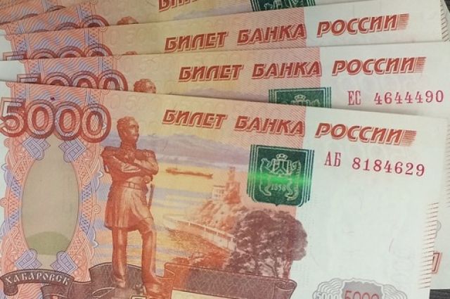 Женщину задержали с поличным после того, как директор организации передал ей 150 тысяч рублей и  39 муляжей денежных банкнот номиналом 5 тысяч  рублей каждая.