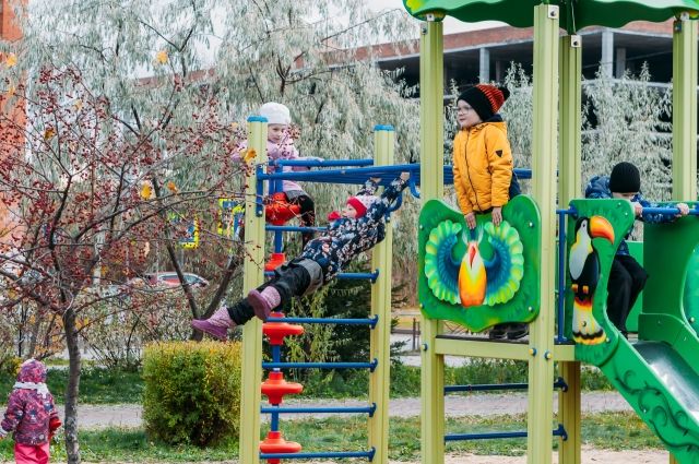 Тюменцам на десятилетие Восточного округа подарили детские площадки