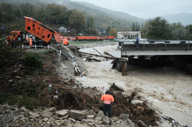 Аварийно-восстановительные работы на автодорожном мосту через реку Цыпка, разрушенном в результате аномального паводка на территории Краснодарского края.