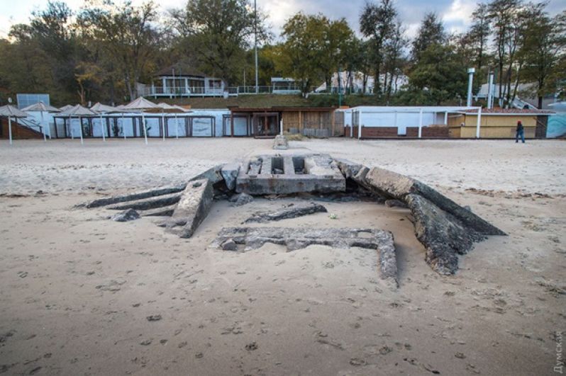Море настолько обмелело, что теперь на пляже может поместиться много людей. Жаль, что не сезон.