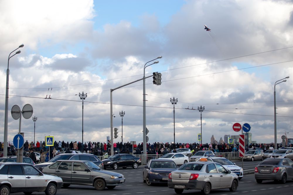 Многие решили смотреть за шоу прямо с Кремлевской дамбы.