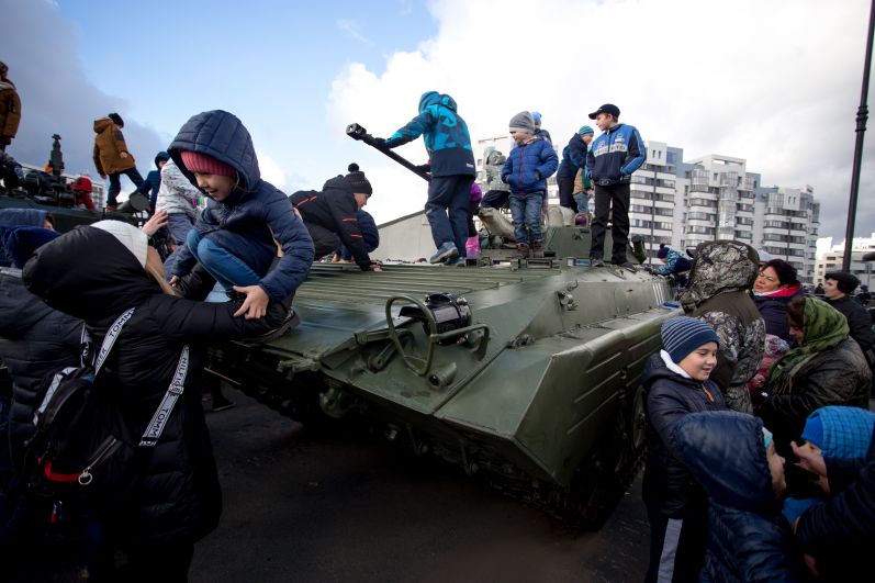 Когда еще сможешь полазить по военной технике?