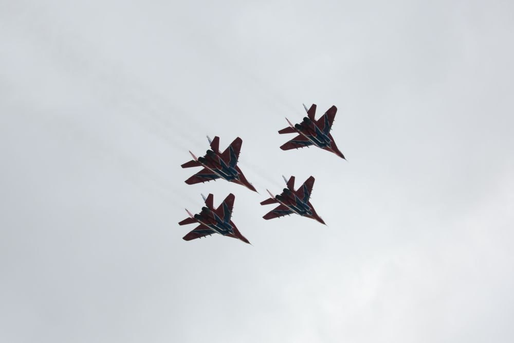 Подмосковные летчики продемонтстрировали фигуры высшего пилотажа на минимальном расстоянии друг от друга.