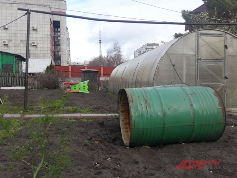 В одном из огородов Кировского района снесло железные бочки.