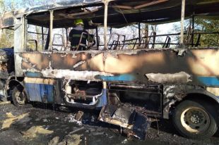 Под Днепром во время движения загорелся автобус с пассажирами