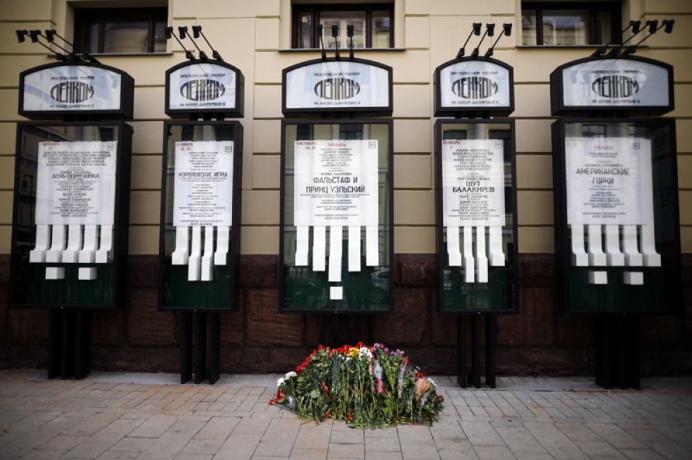 Цветы у входа в театр «Ленком» на Малой Дмитровке, где проходит церемония прощания с актёром театра и кино Николаем Караченцовым.