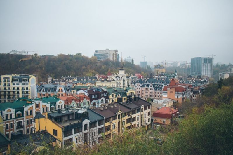 Киев днем в тумане. Такое чувство, что город еще дремлет и не спешит просыпаться ото сна.