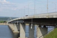 Для повышения безопасности строители укрепили одну из опор моста.