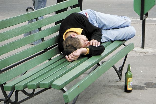 Чаще всего люди злоупотребляют алкоголем в тех городах, где есть проблемы с трудоустройством.