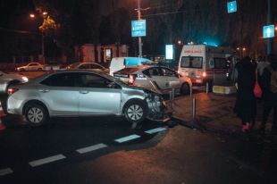 В ДТП столкнулись Toyota Camry и Toyota Corolla.