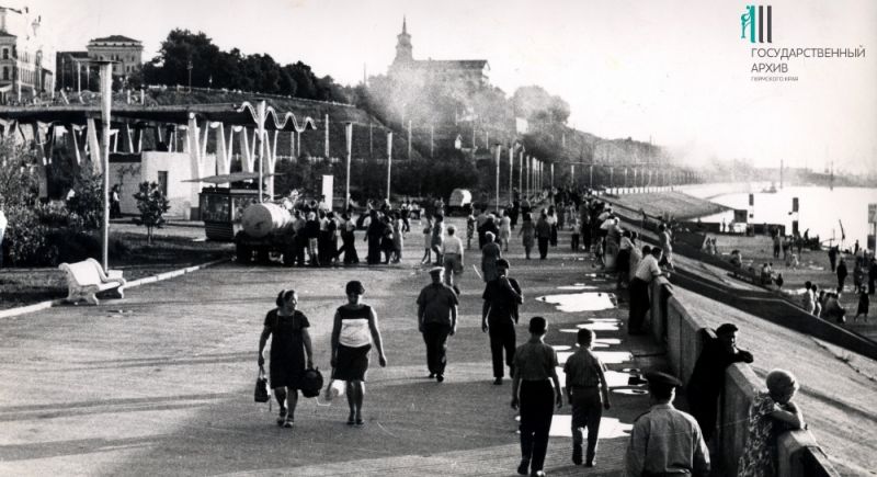 Пермяки гуляют по набережной, район Речного вокзала,1980-е годы.