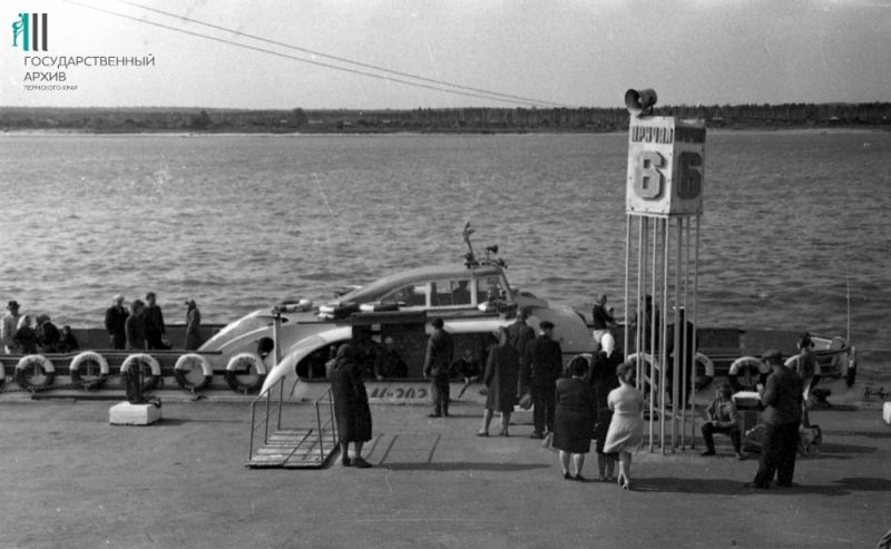 Речной прогулочный теплоход «Москвич-202» у причала №6, 1967 год.