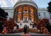 Белый дом, украшенный к празднику Хэллоуин, Вашингтон, США.