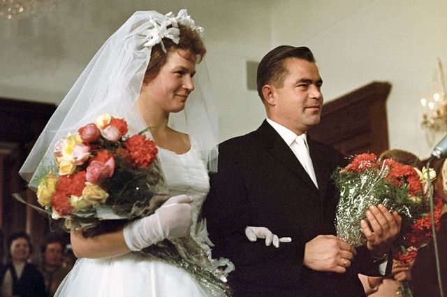 Бракосочетание летчиков-космонавтов Валентины Терешковой и Андрияна Николаева. 1963 г.