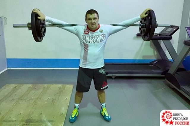 Таркосалинец попал в Книгу рекордов России за приседания с 90 кг штангой 