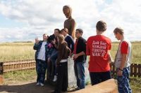Возле памятника инопланетянину Алёшеньке делали фото гости посёлка, а недавно он пропал со своего постамента.