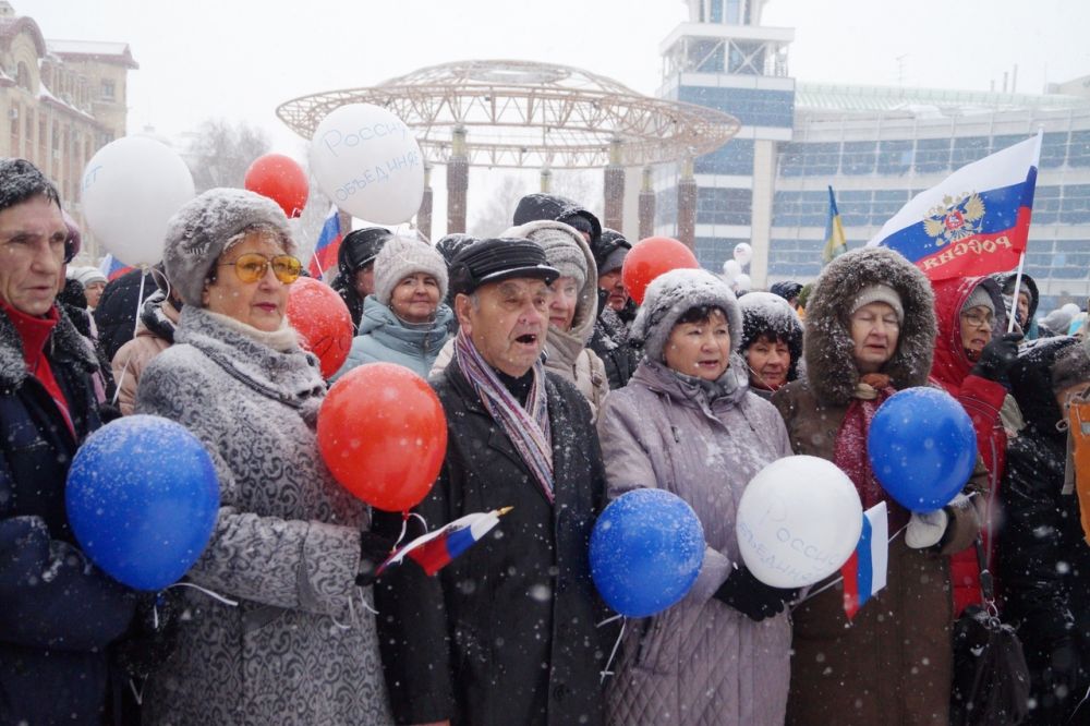 Под знакомые песни подпевали участники митинга-концерта.
