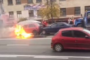 Тройное ДТП в Киеве: посреди дороги загорелся автомобиль