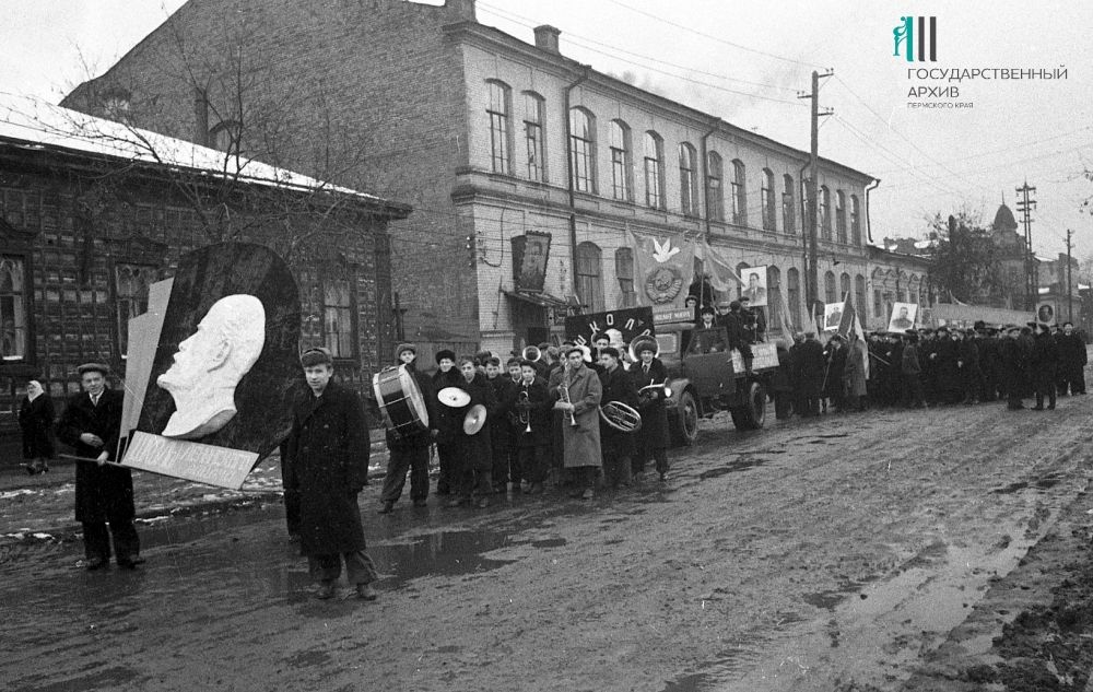 Демонстрация трудящихся Перми в честь 37-й годовщины Октября, 1954 год.