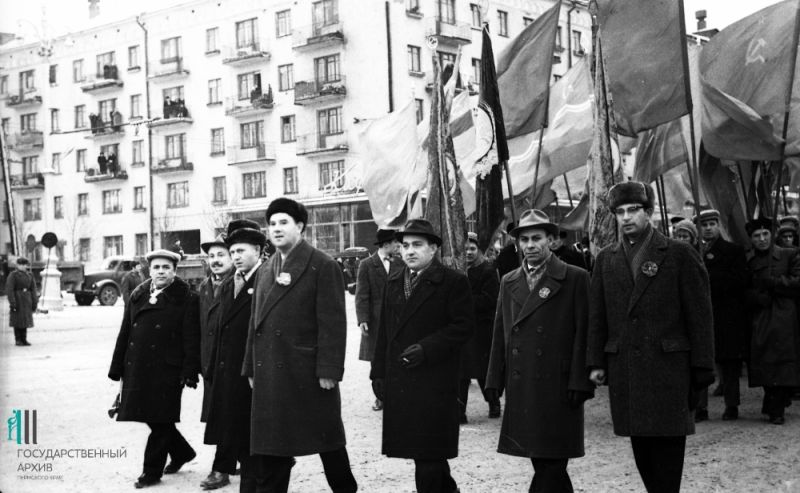 Работники телефонного завода на демонстрации, 1963 год.
