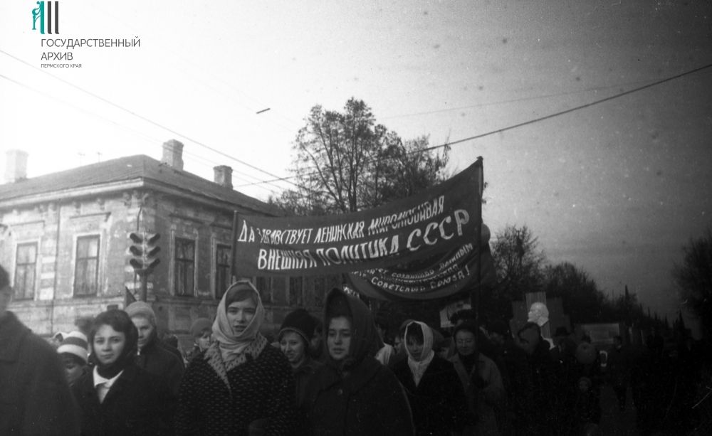 Студенты и преподаватели медицинского института на демонстрации, 1967 год.