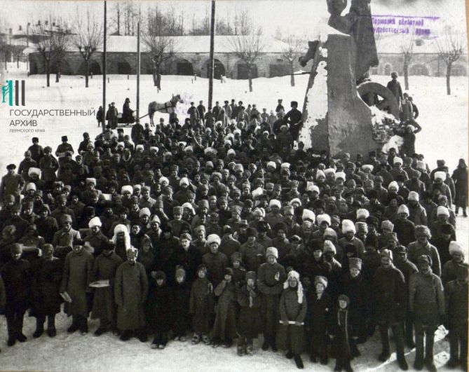 Митинг у Гостиного двора при открытии памятника в честь третьей годовщины Октябрьской революции, 1920 год.