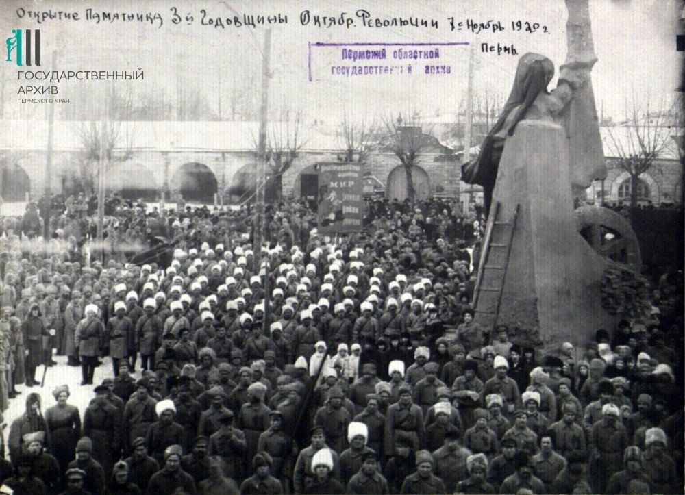 Митинг у Гостиного двора при открытии памятника в честь третьей годовщины Октябрьской революции, 1920 год.