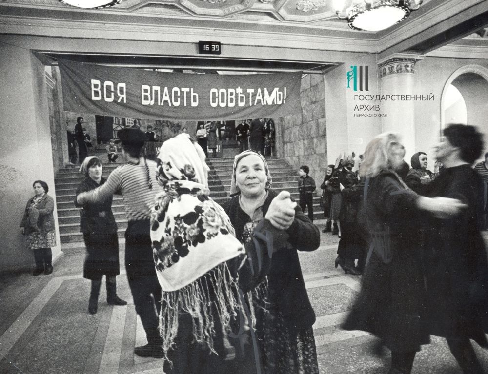 Сцены из 1917 года в постановке самодеятельных коллективов на городском празднике, посвящённом 70-летию Октября, 1988 год.