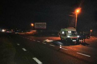 Вечером в понедельник, 5 ноября, в Харьковской области внедорожник Lexus насмерть сбил двух человек на пешеходном переходе.
