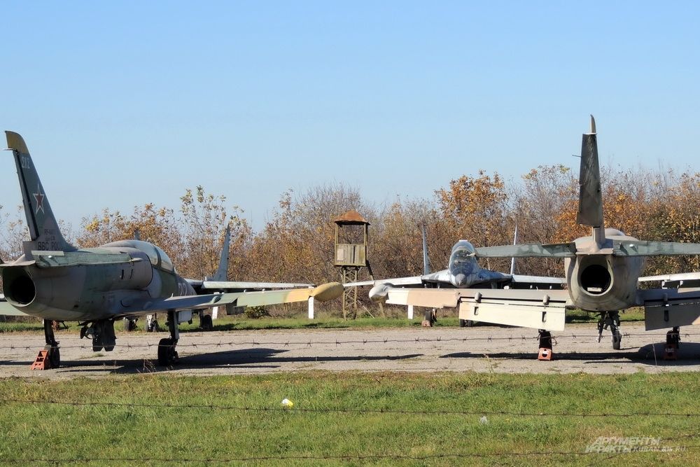 Стоянка старых самолетов на территории авиаучилища.