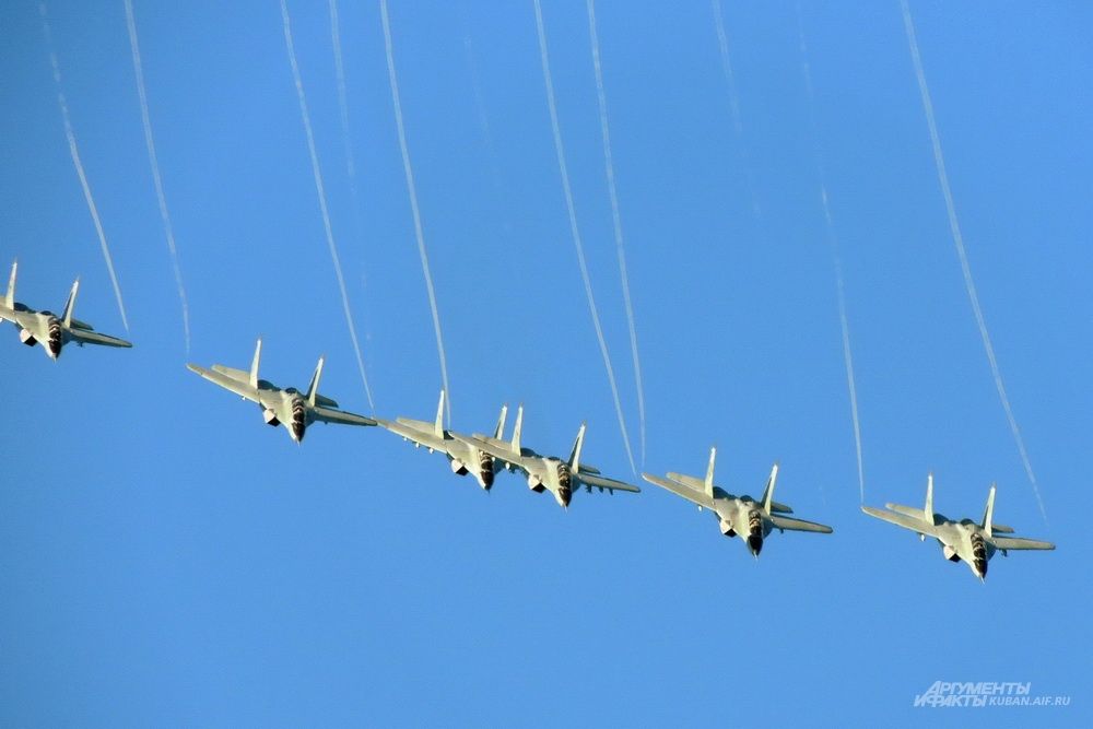 В празднике приняла участие пилотажная группа «Стрижи» на самолетах МиГ-29.