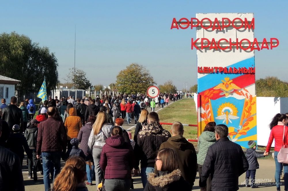 На праздник по случаю 80-летия Краснодарского авиаучилища пришло множество людей.