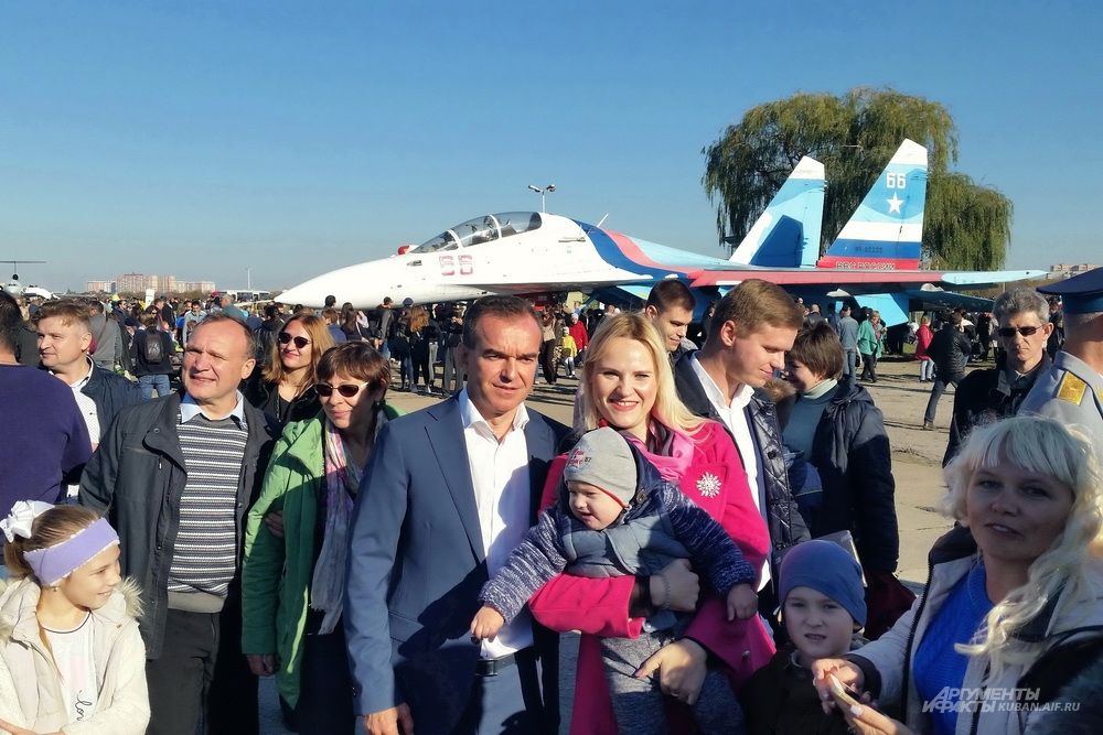 Сфотографироваться на фоне истребителя с губернатором Кубани - двойная радость.