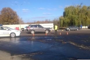 В Николаеве водитель бензовоза пробил цистерну: топливо залило дорогу