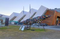 В Тромсё у Арктического парка «Полярия», созданного в 1997 году Департаментом по защите окружающей среды Норвегии, не так давно появилась инсталляция, символизирующая острую необходимость борьбы с загрязнением пластиком.