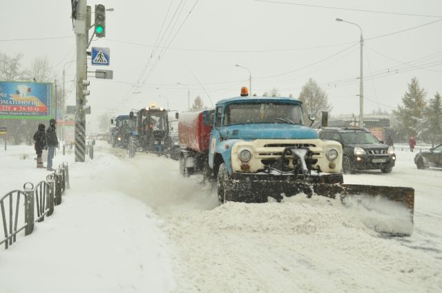 Снег с улиц города убирают 120 единиц дорожной техники. 
