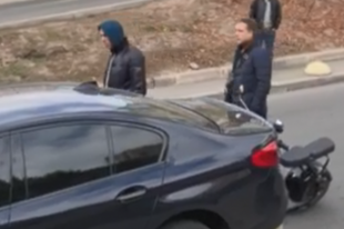В Одессе мужчина на авто сбил мопедиста и угрожал пострадавшему автоматом