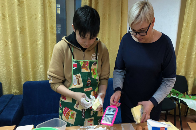 В Салехарде студенты-волонтеры испекли торты для ветеранов 