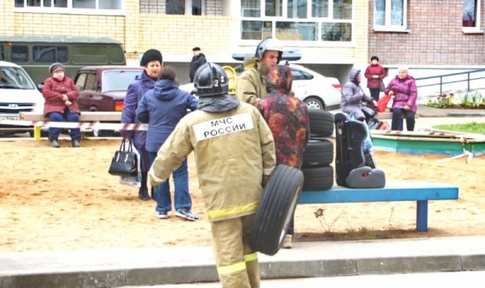 Жителям дома предоставили временное жилье на базе отдыха в Красном бору по поручению губернатора Островского.