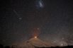 Ночной вид на вулкан Вильяррика из города Пукон, Чили. 