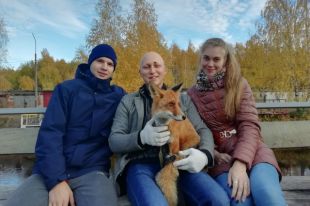Сейчас уже 15 человек в «лисином» движении. Олег Калинин – в центре.